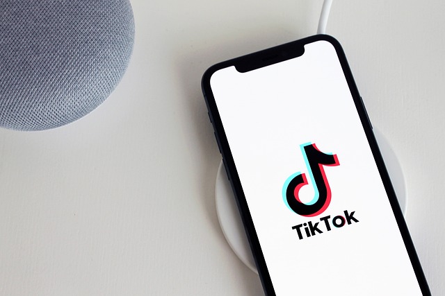 Ostatni krzyk proroka na TikToku: Jak algorytmy napędzają współczesne herezje?