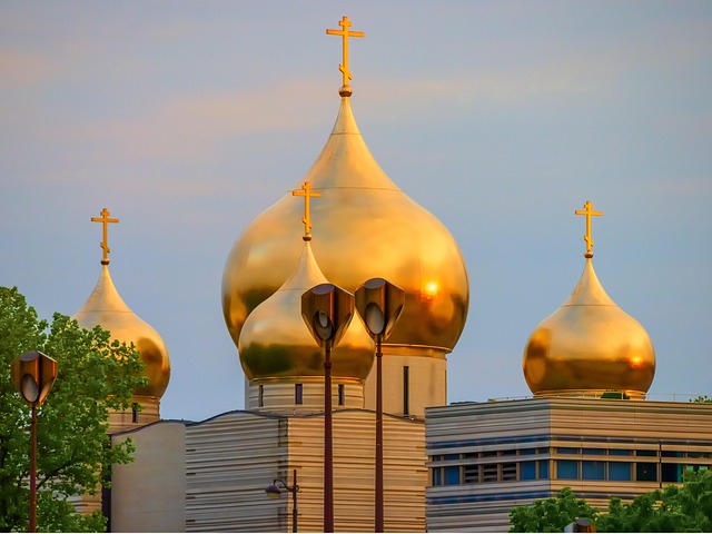 ** Od Betonu do Zieleni: Porównanie "Betonowych Namiotów" z tradycyjną architekturą sakralną pod względem wpływu na środowisko i komfort użytkowników. - 7 2025