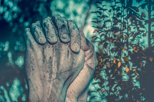 Szept Eucharystii:  Niewidzialne energie Cudów a moje poszukiwanie wiary