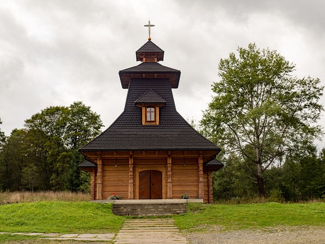 Cyfrowy Anioł Stróż: Czy algorytmy mogą zastąpić wiarę w opiekę sił wyższych?